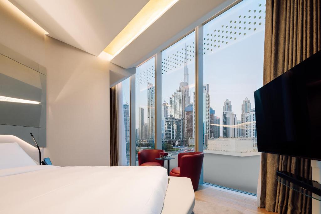 Beyond ME + Suite with Burj Khalifa View and Jacuzzi - Image 1