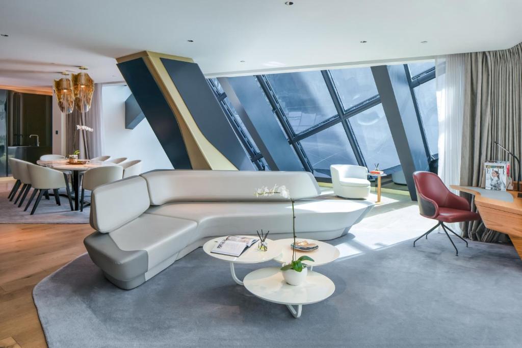 Beyond ME + Suite with Burj Khalifa View and Jacuzzi - Image 10