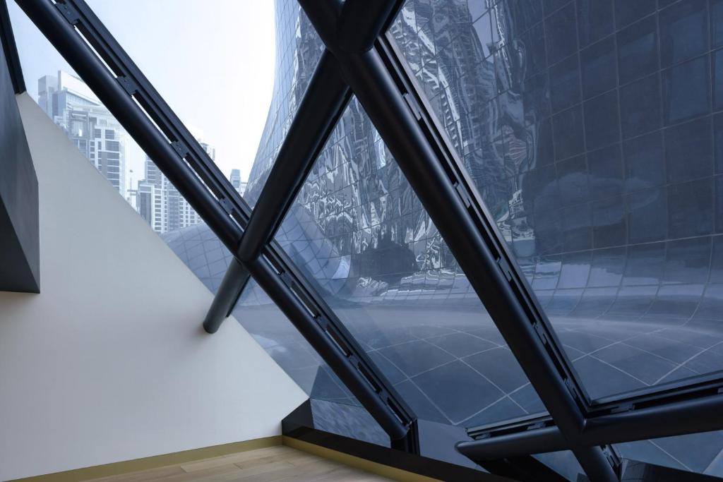 Beyond ME + Suite with Burj Khalifa View and Jacuzzi - Image 11
