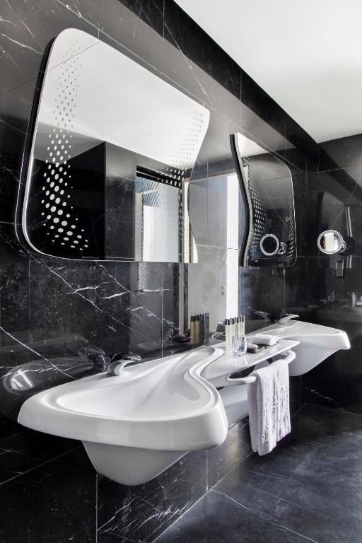 Beyond ME + Suite with Burj Khalifa View and Jacuzzi - Image 2