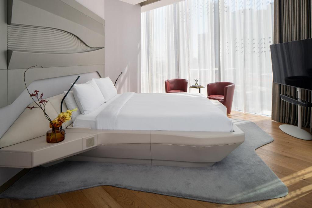 Beyond ME + Suite with Burj Khalifa View and Jacuzzi - Image 3