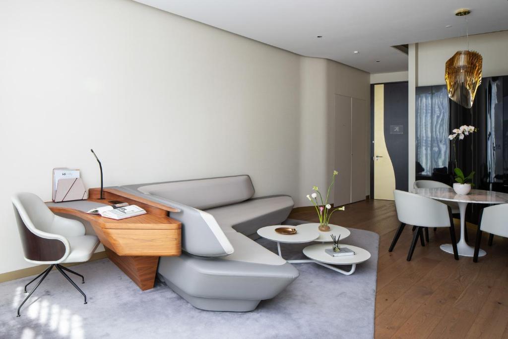 Beyond ME + Suite with Burj Khalifa View and Jacuzzi - Image 4