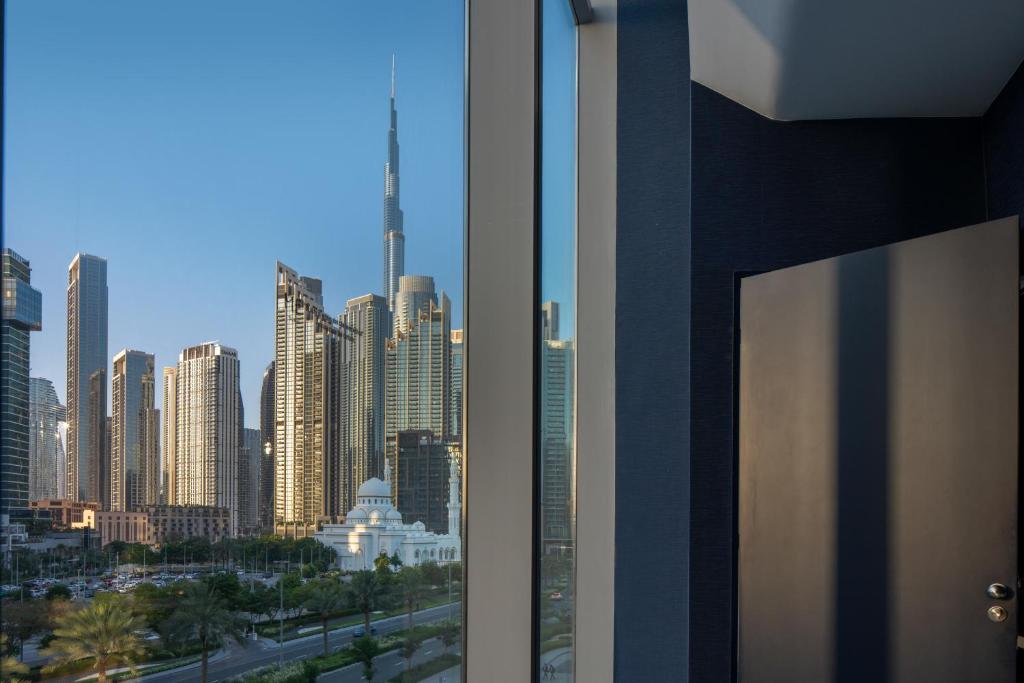 Beyond ME + Suite with Burj Khalifa View and Jacuzzi - Image 7