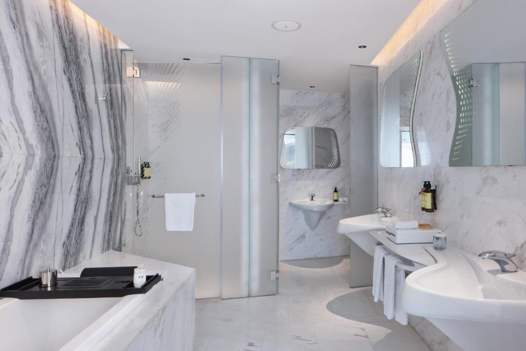 Beyond ME + Suite with Burj Khalifa View and Jacuzzi - Image 8