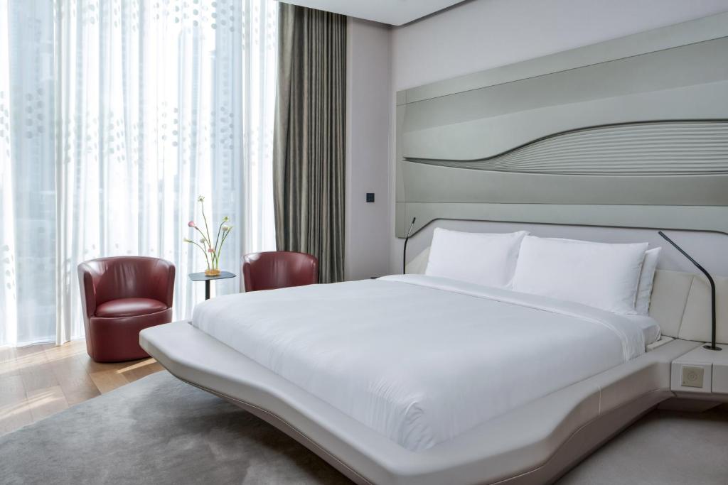 Beyond ME + Suite with Burj Khalifa View and Jacuzzi - Image 9