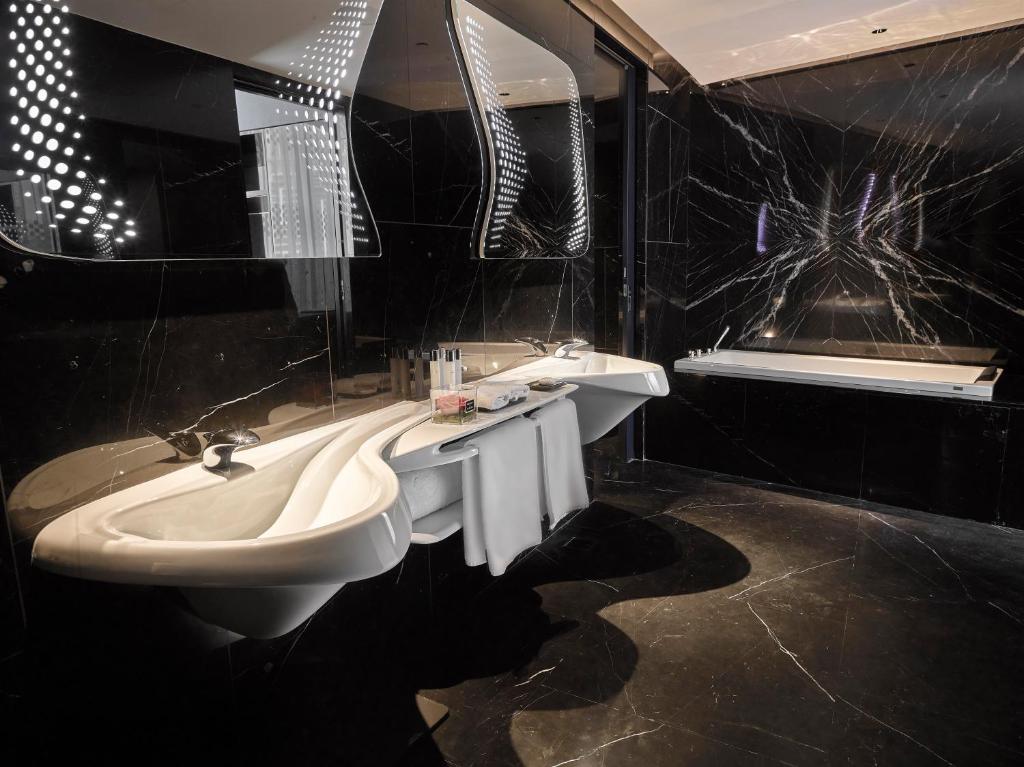 Extra ME + Junior Suite Void with Burj Khalifa View - Image 4