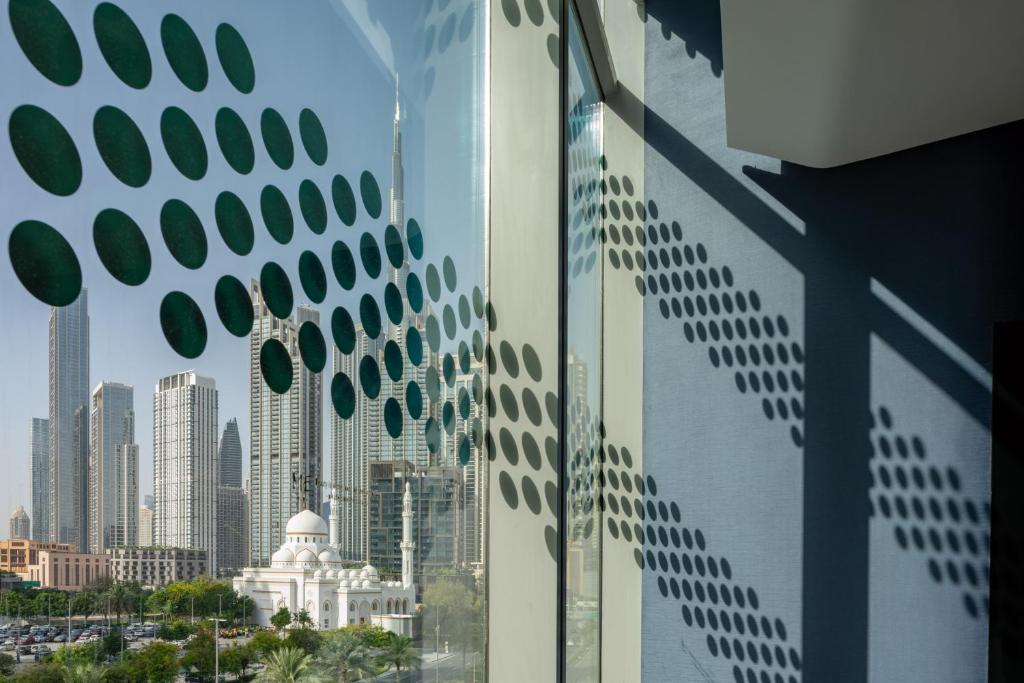 Extra ME + Junior Suite with Burj Khalifa View and Jacuzzi - Image 2