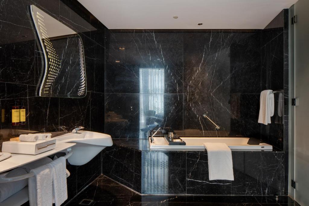 Extra ME + Junior Suite with Burj Khalifa View and Jacuzzi - Image 4