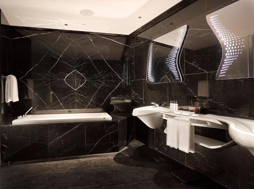 Studio ME Suite With Jacuzzi - Image 1