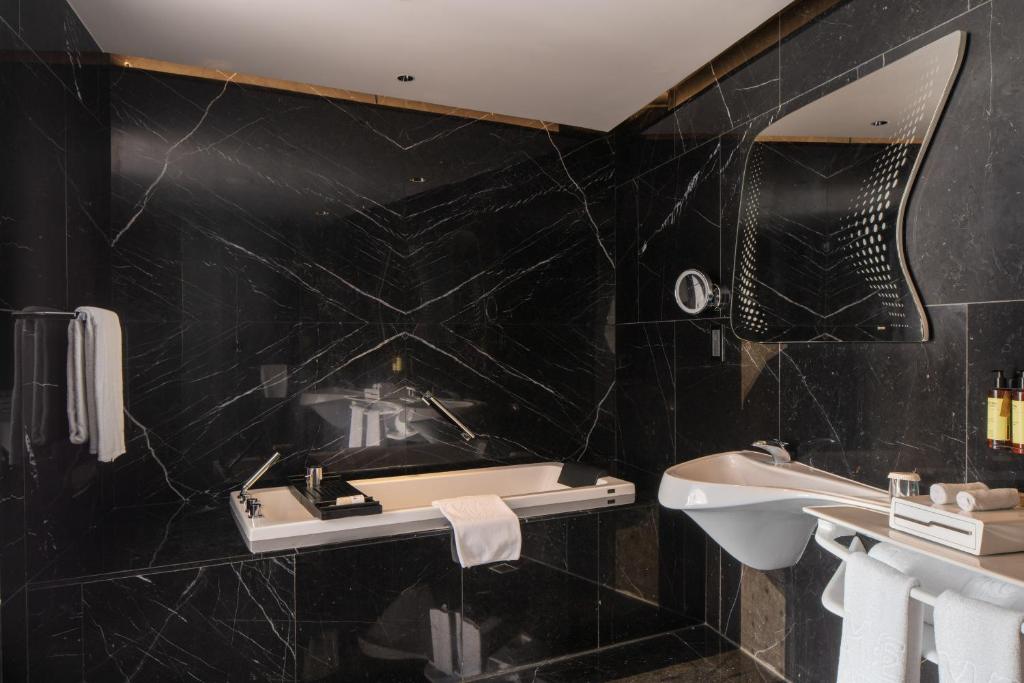 Studio ME Suite With Jacuzzi - Image 11