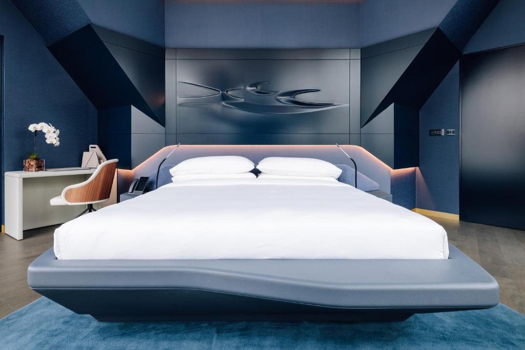 Ultimate ME Suite with Jacuzzi - Image 3