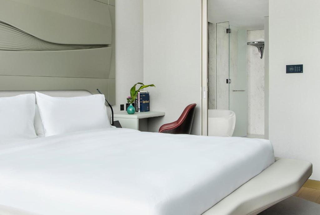 Ultimate ME Suite with Jacuzzi - Image 9