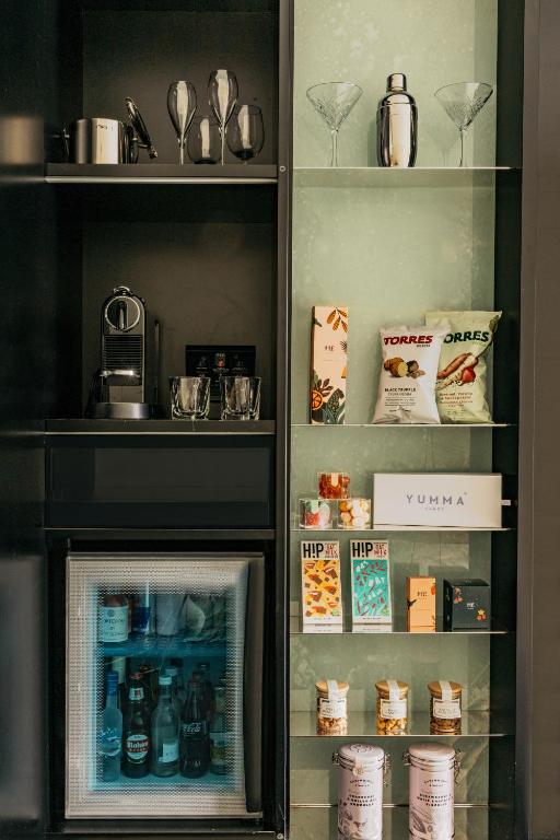 2 Bedroom Beyond ME Suite + Panoramic City View - Image 7