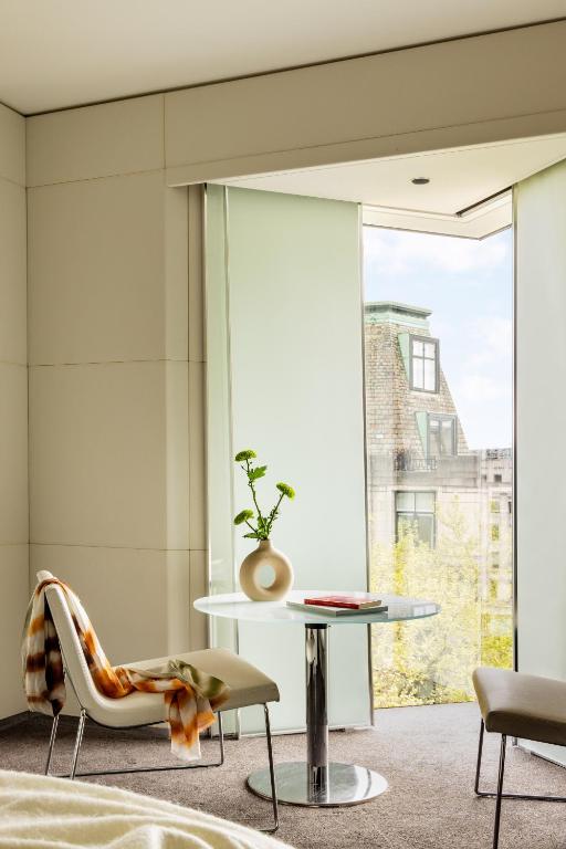 2 Bedroom Superior ME City View - Image 2