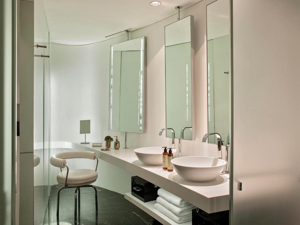 3 Bedroom Beyond ME + Suite Panoramic City View - Image 1