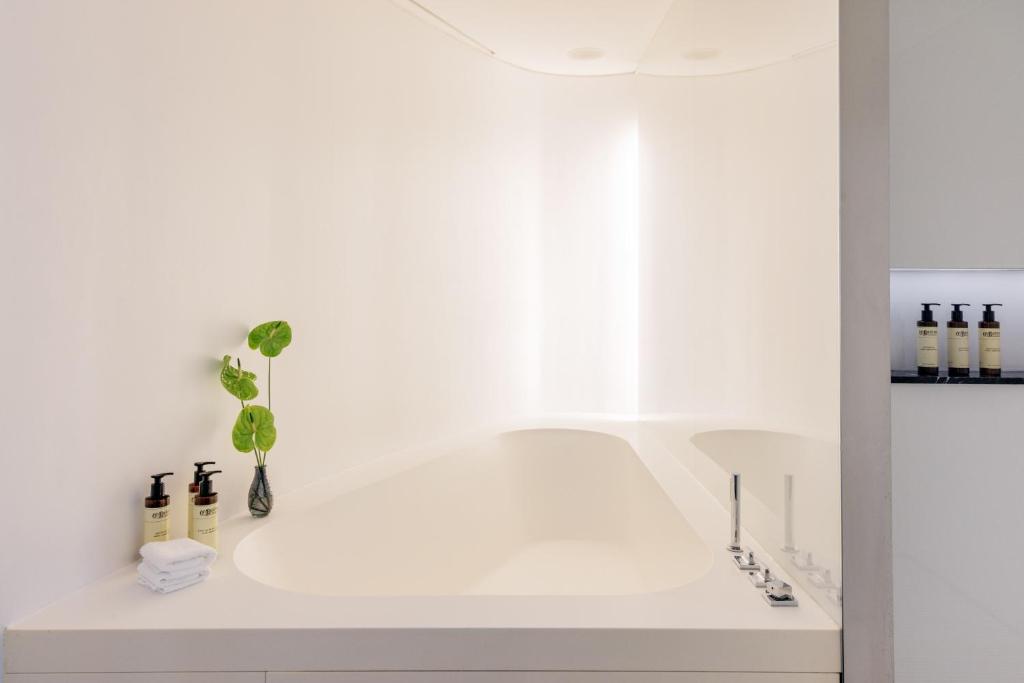 3 Bedroom Beyond ME + Suite Panoramic City View - Image 3