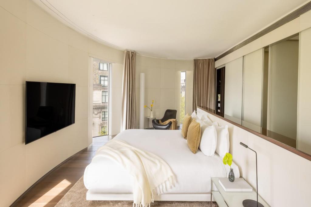 3 Bedroom Beyond ME + Suite Panoramic City View - Image 4
