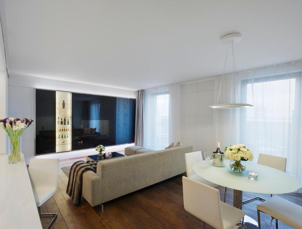 Beyond ME + Suite Terrace View Over London - Image 1