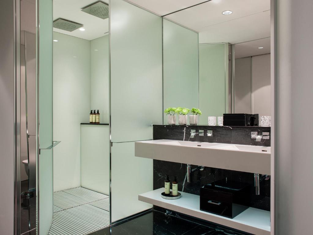 Deluxe King Room, Always ME City View - Image 2