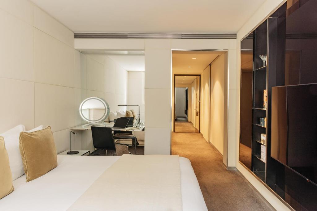 Deluxe King Room, Always ME City View - Image 3