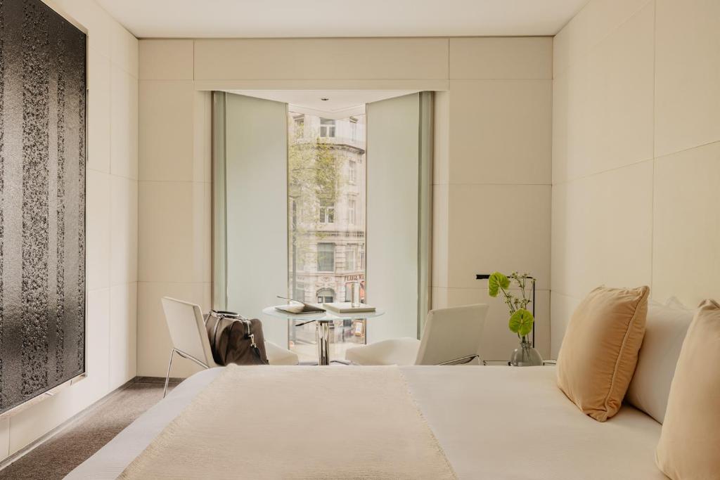 Deluxe King Room, Always ME City View - Image 1