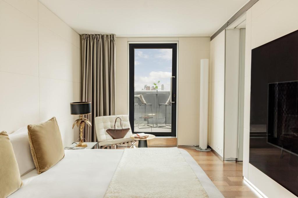 Ultimate ME + Suite Duplex Penthouse - Image 7