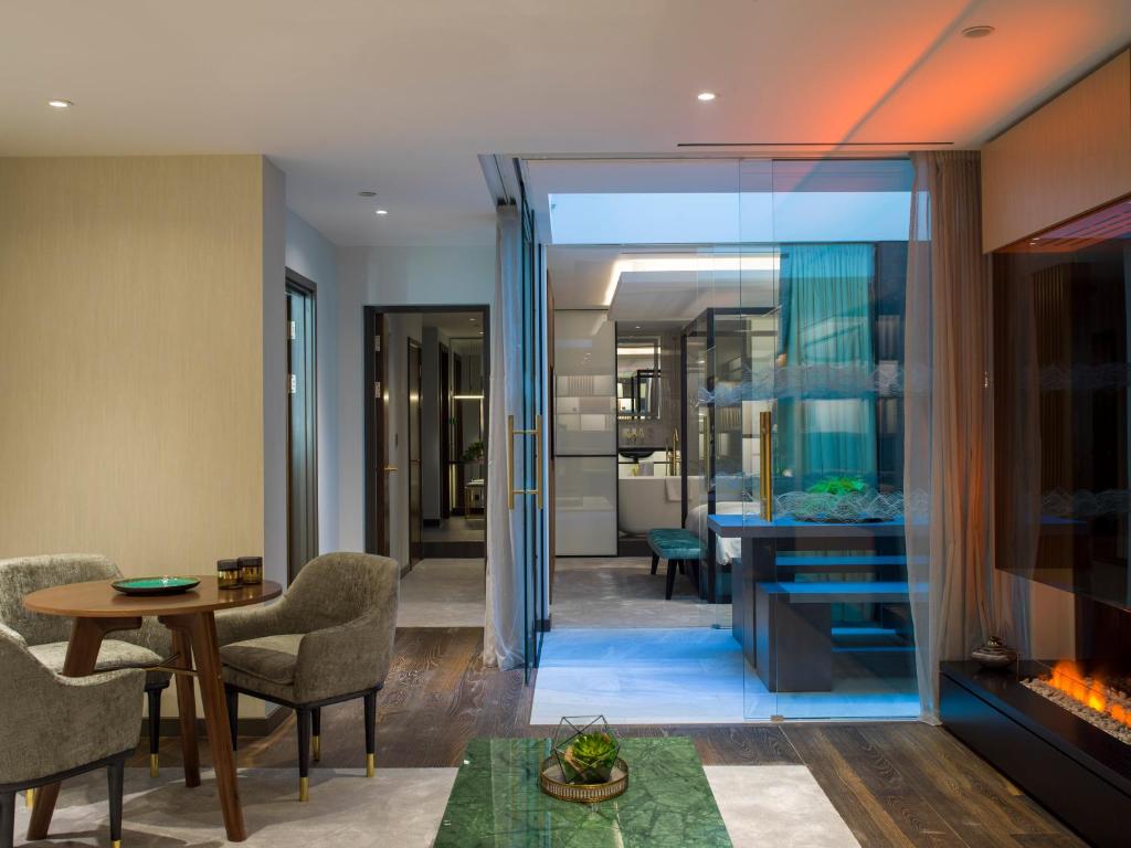 Luxury Suite - Image 3