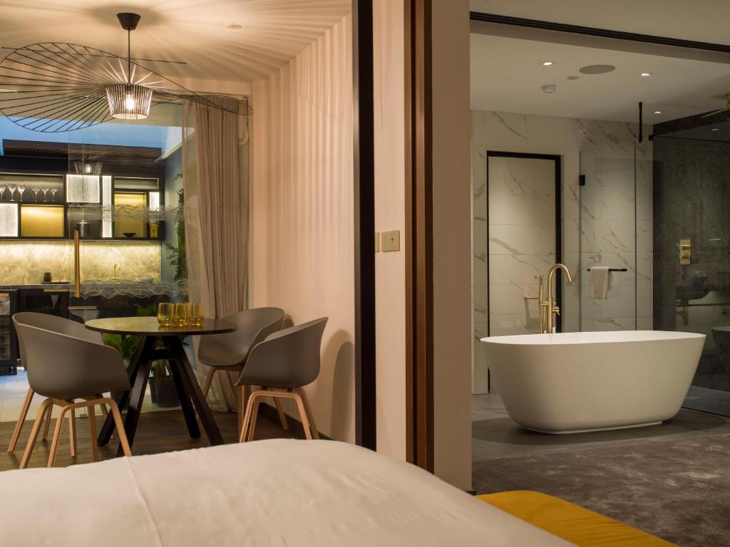 Luxury Suite - Image 6