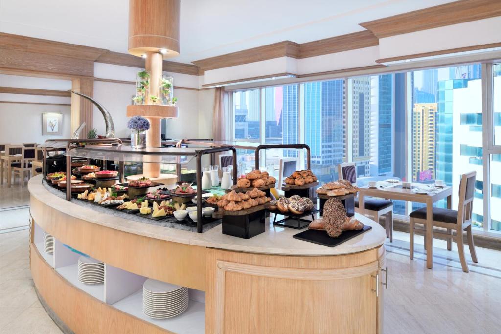 Club Room with Sheikh Zayed Road View - Image 3