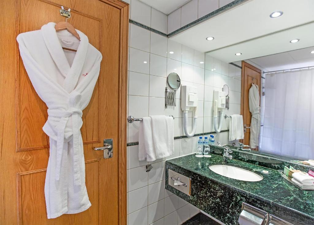 Deluxe Room with Sheikh Zayed Road View - Image 1