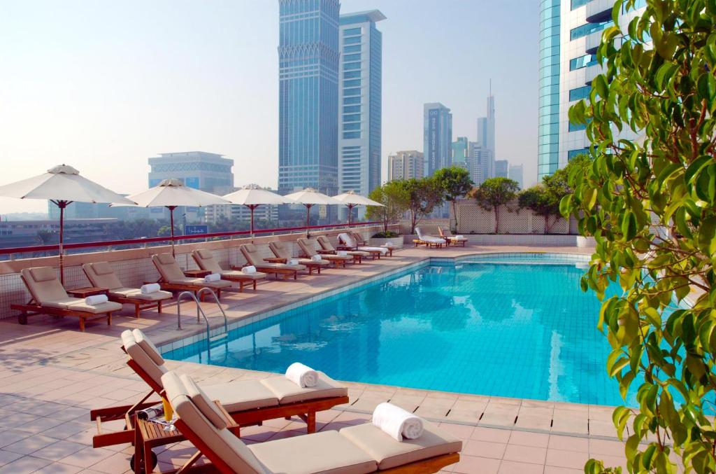 Deluxe Room with Sheikh Zayed Road View - Image 3