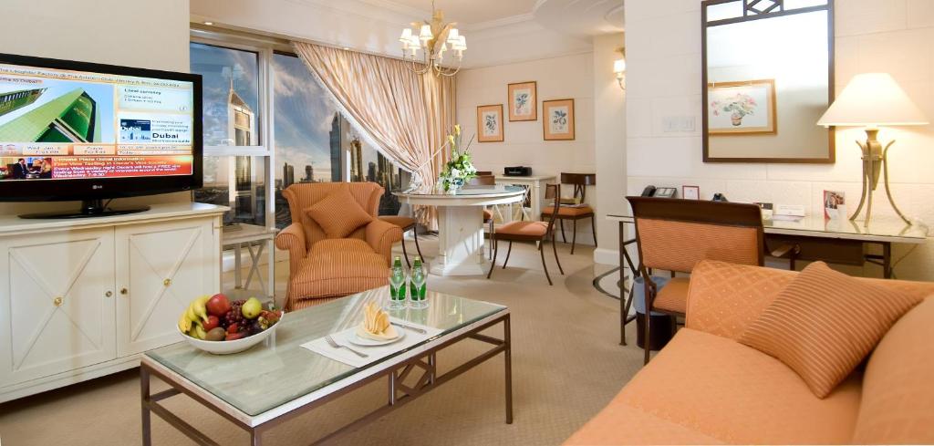 One Bedroom Plaza Suite - Image 2