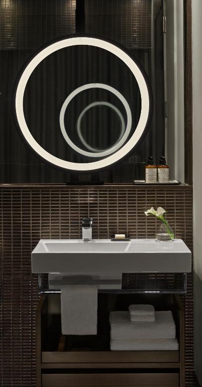 Deluxe King Room with City View - Image 2