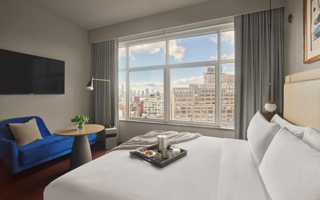 Deluxe King Room with City View - Image 3