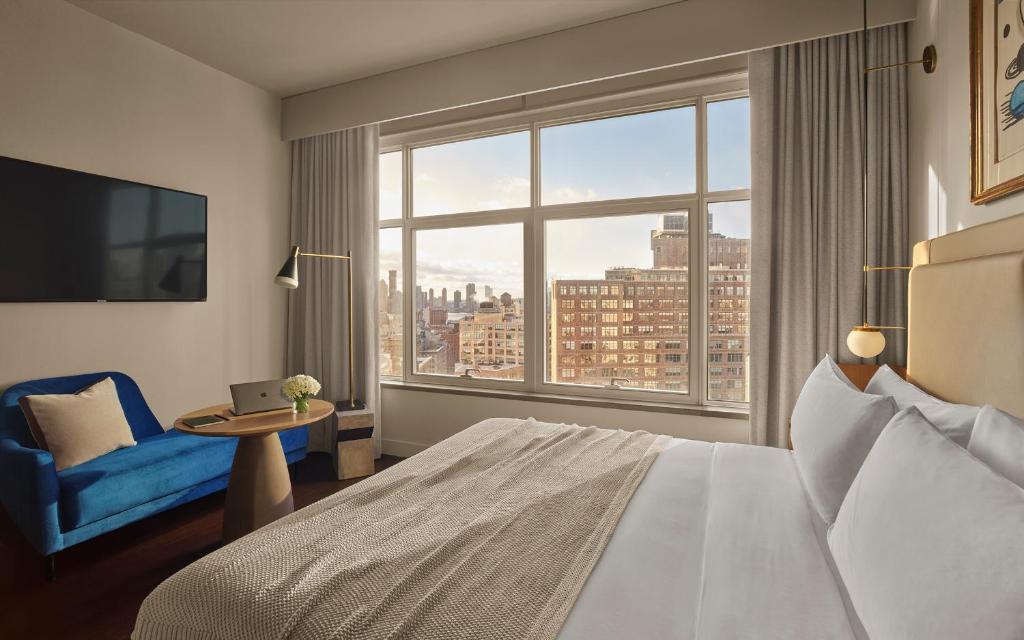 Deluxe King Room with City View - Image 4