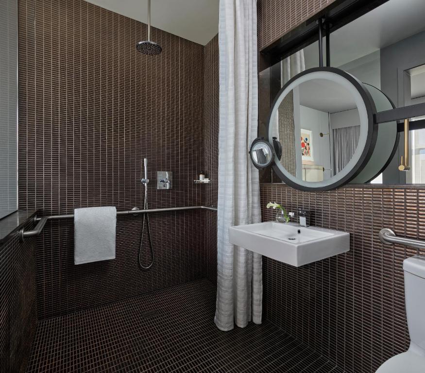 Deluxe King Room with City View - Image 6