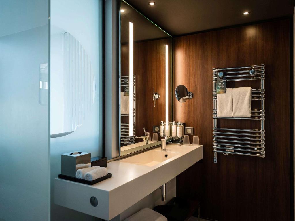 Hublot Executive King Room with Pool View - Image 2