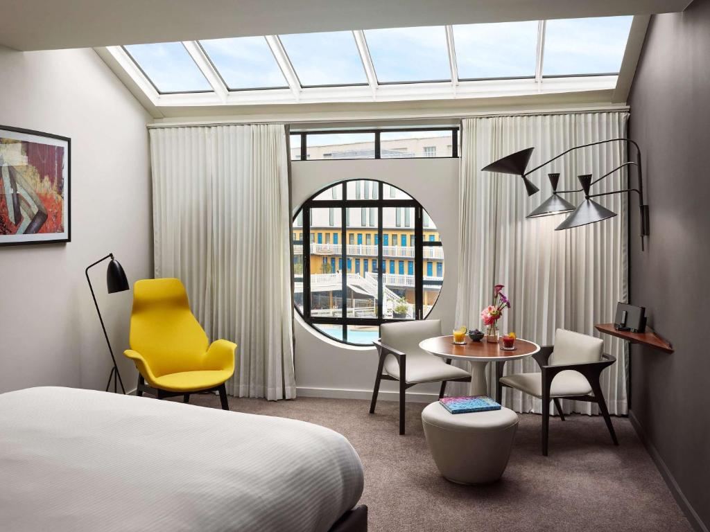 Hublot Executive King Room with Pool View - Image 3