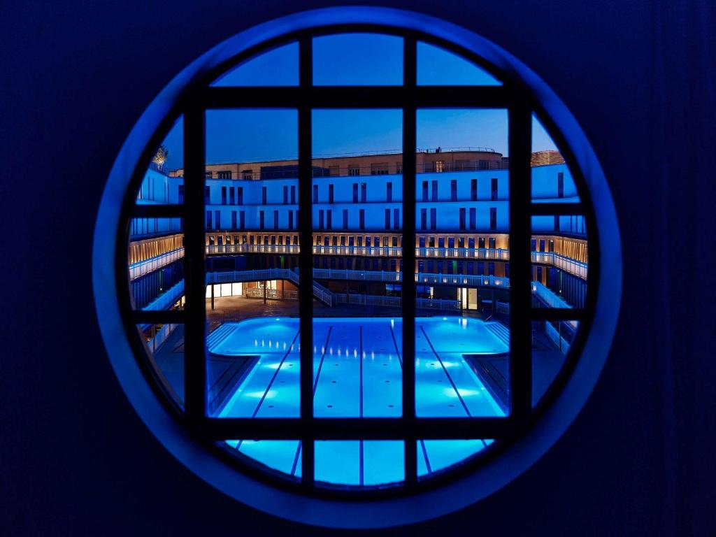 Hublot Executive King Room with Pool View - Image 5