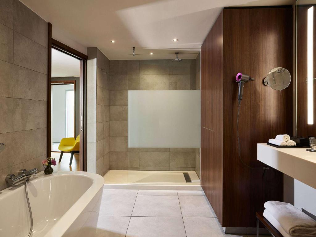 King Suite with Sofa Bed and Lounge Area - Pool View - Image 5