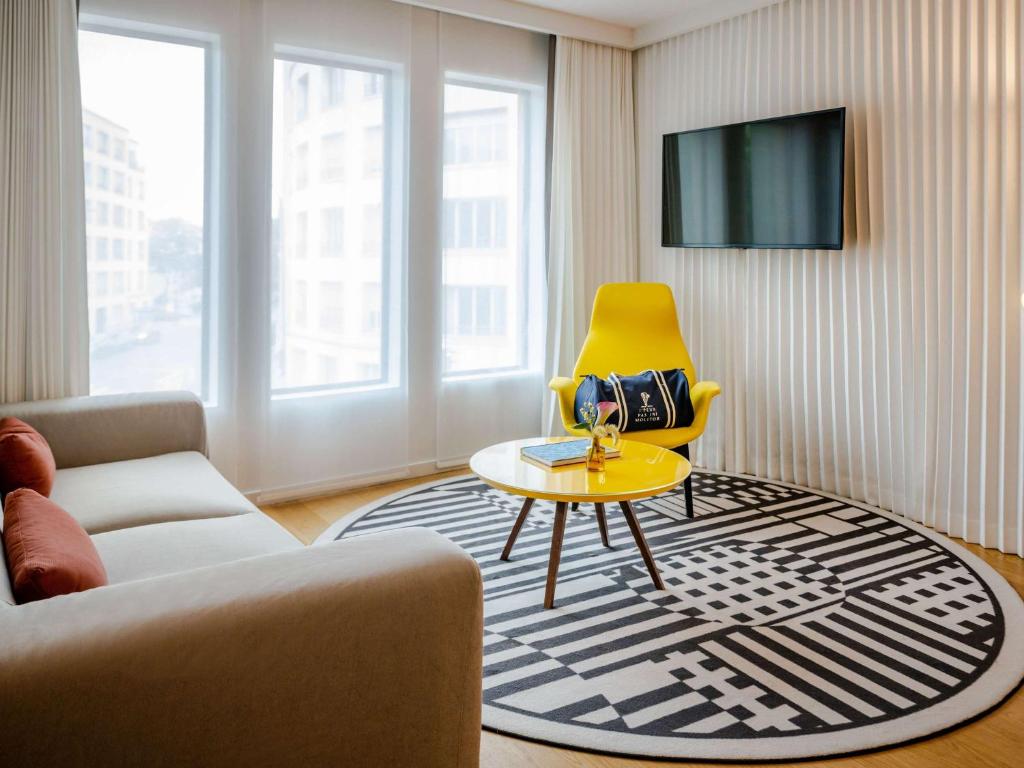 Large Queen Suite with Lounge Area and View - Image 4