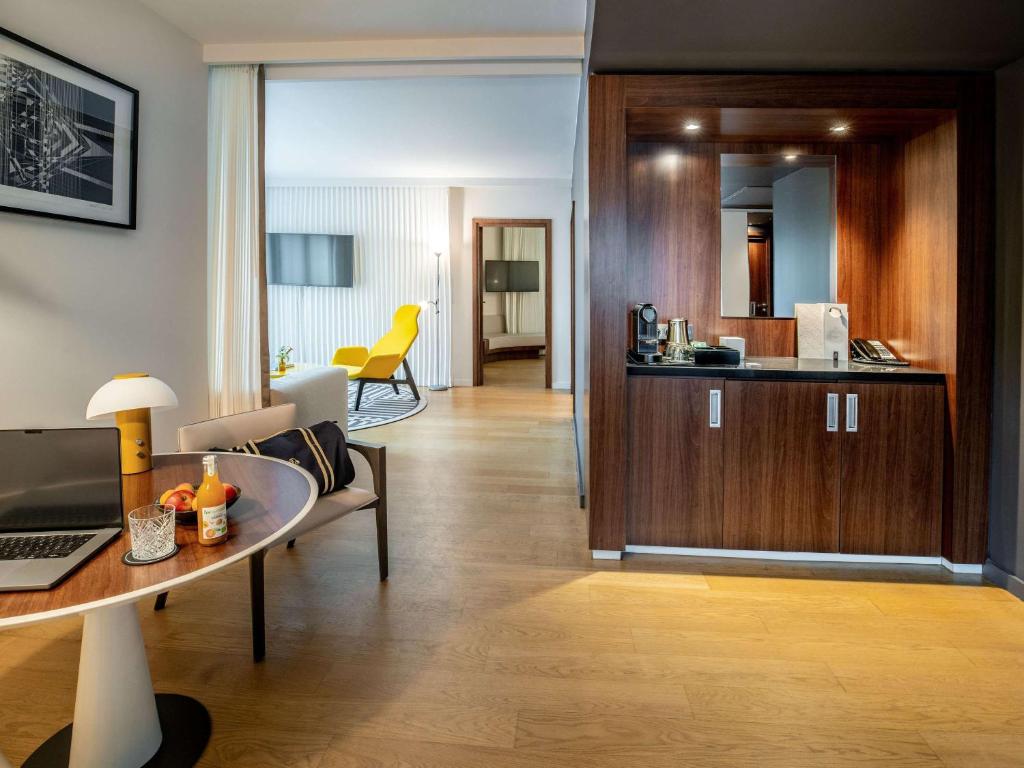 Large Queen Suite with Lounge Area and View - Image 6