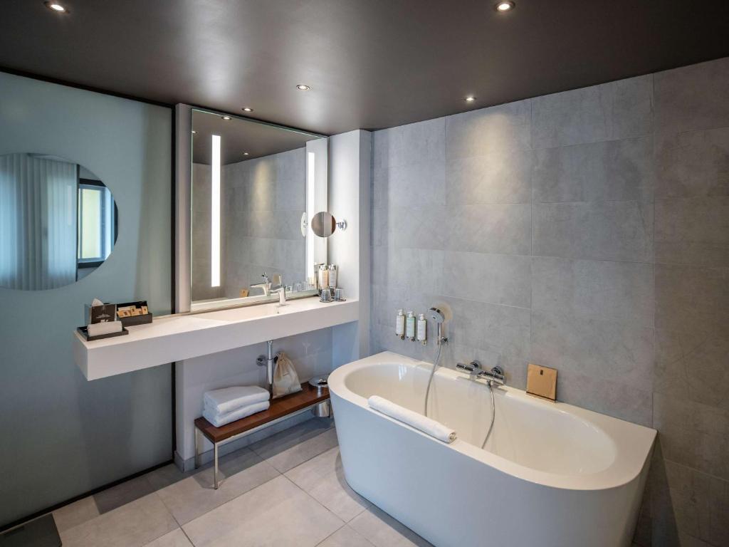 Large Queen Suite with Lounge Area and View - Image 7