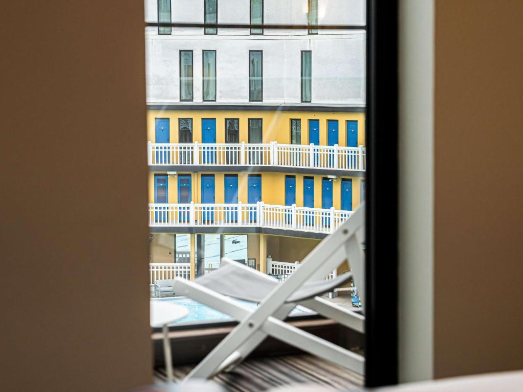 Pool Suite with Balcony - Pool View - Image 6