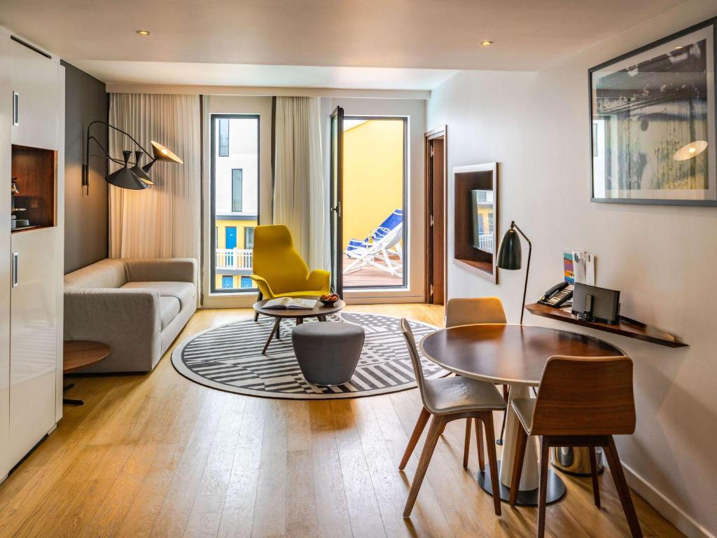 Pool Suite with Balcony - Pool View - Image 7