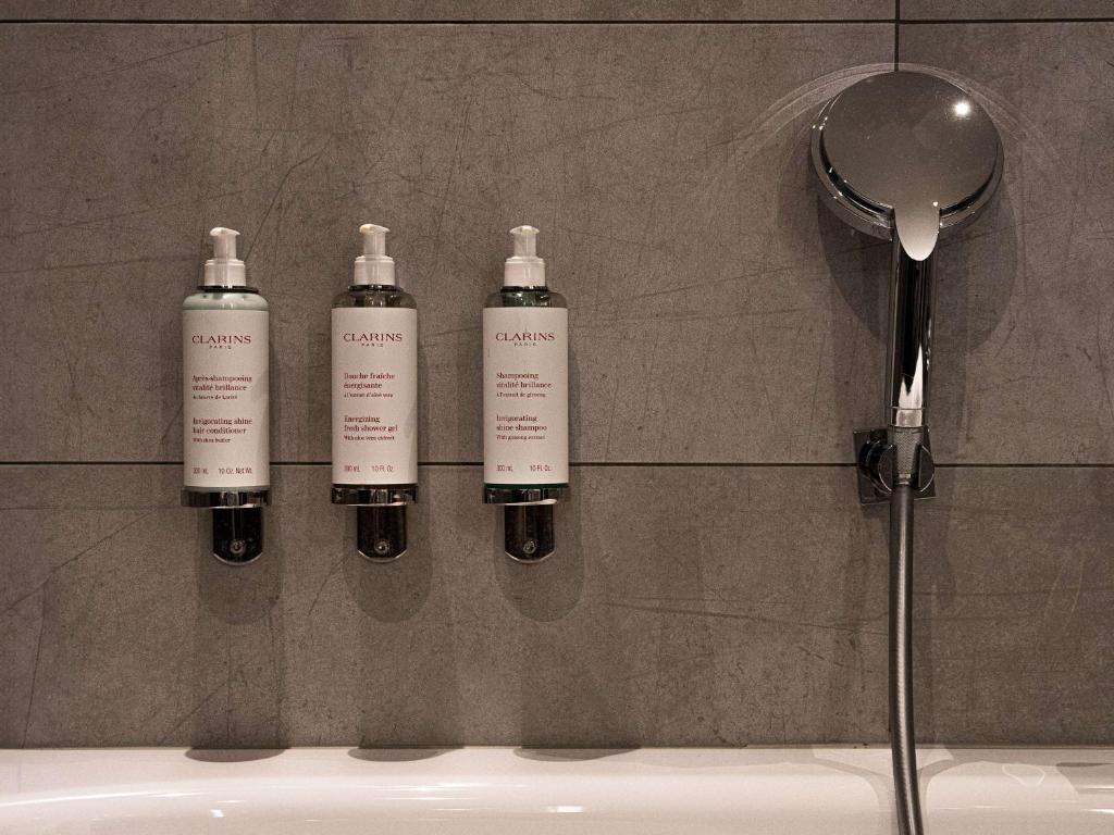 Pool Suite with Balcony - Pool View - Image 9