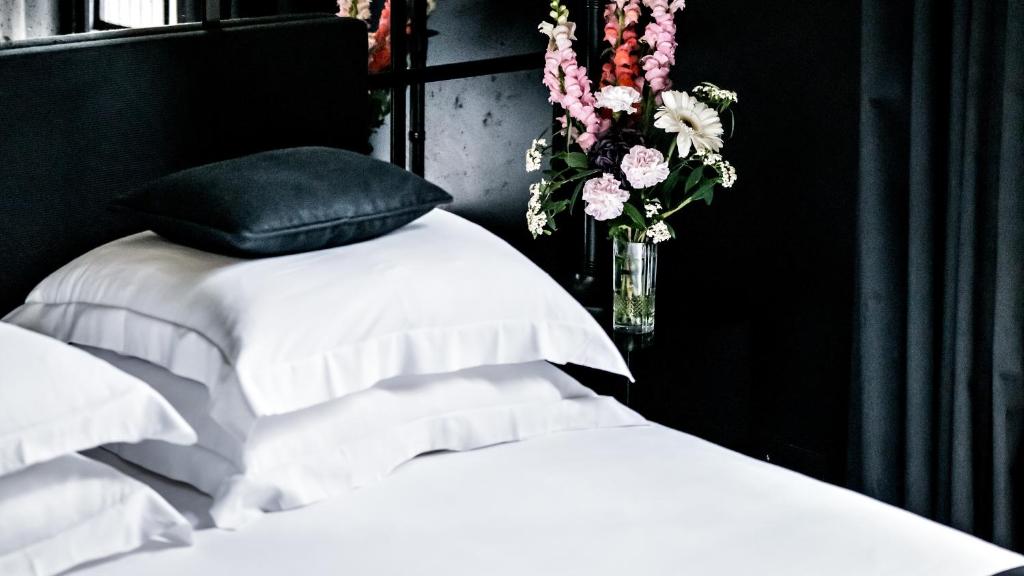 Classic Double Room with Balcony - Image 3