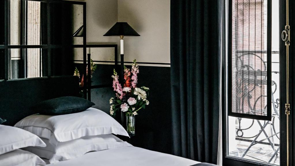 Classic Double Room with Balcony - Image 5