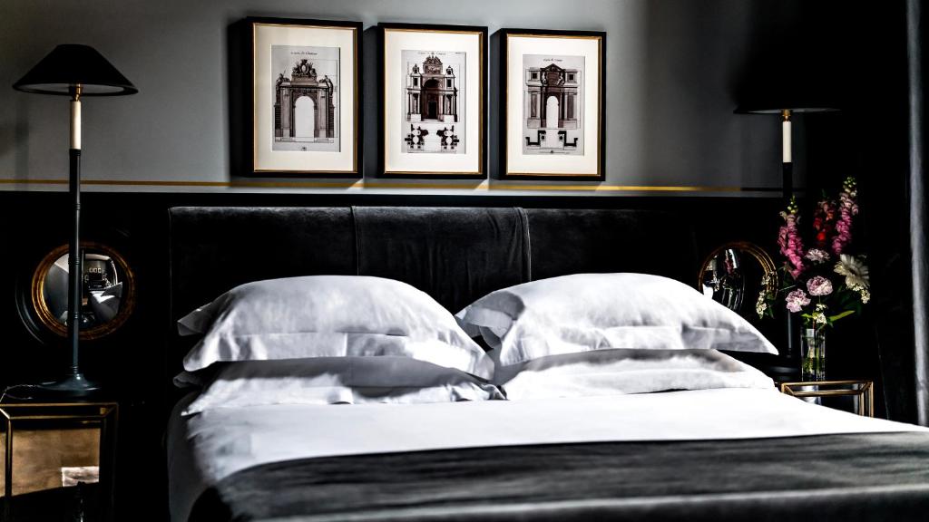 Deluxe Double Room with Balcony - Image 5