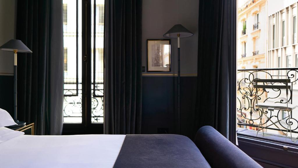 Deluxe Double Room with Balcony - Image 8